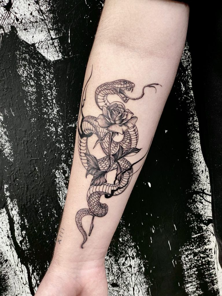 tattoo serpiente rosa