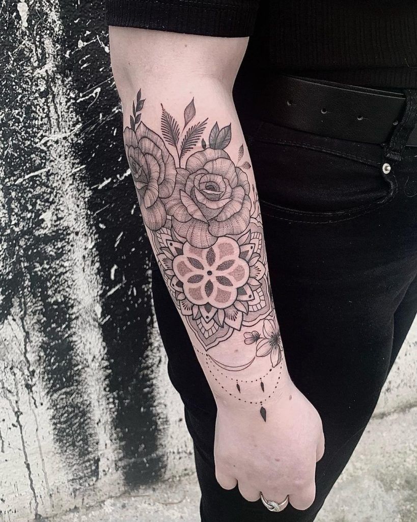 Tattoo mandala y flores