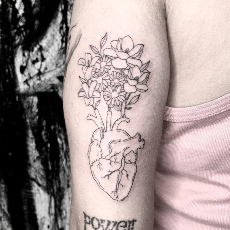 Tattoo corazón con flores