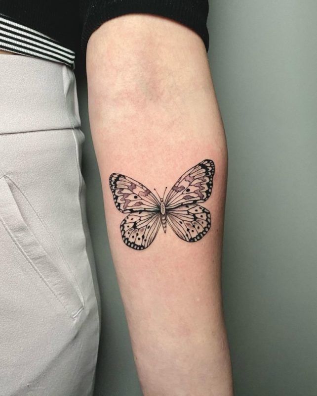 Tattoo mariposa fine line