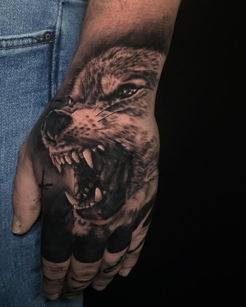 tattoo lobo mano