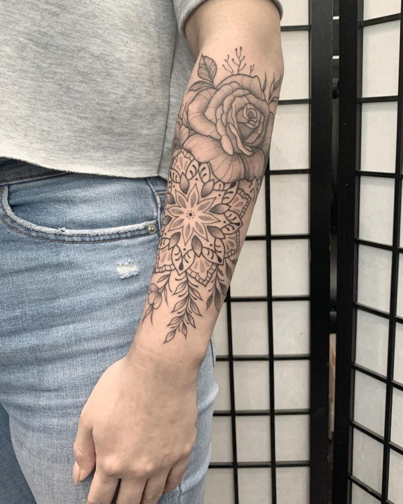 tattoo mandala y flores