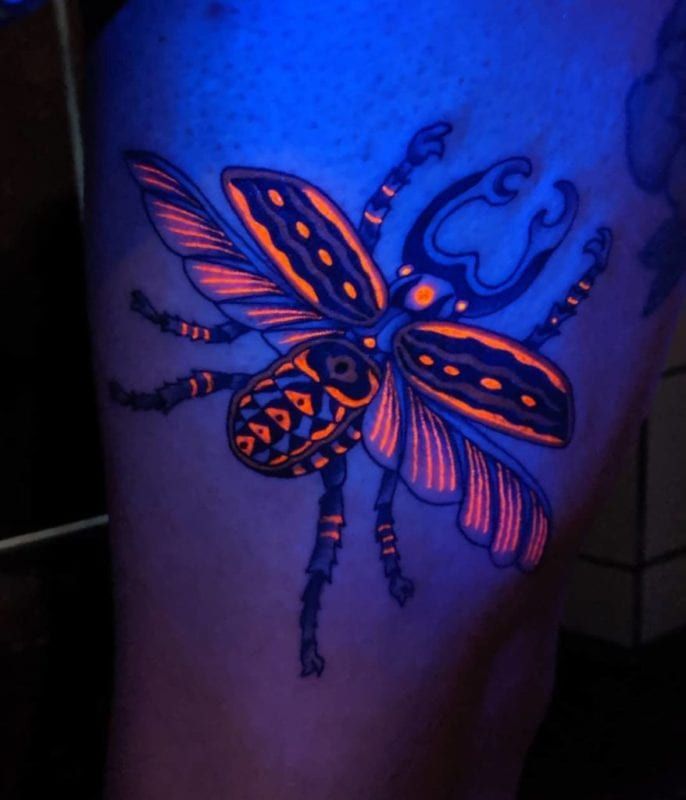 Tattoo escarabajo neon