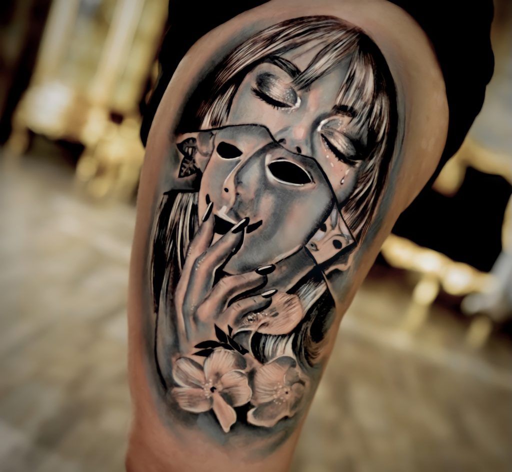 tattoo mujer con máscara