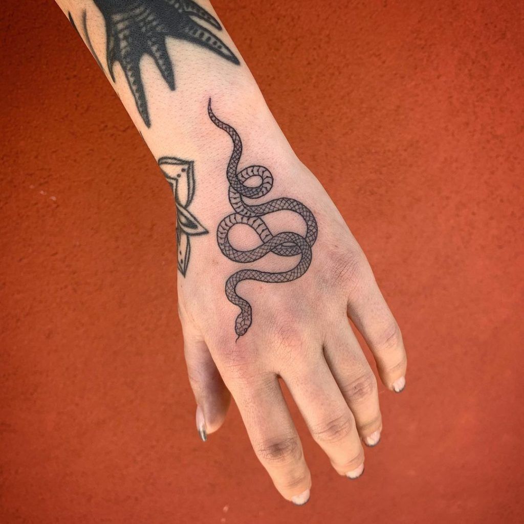 Tattoo serpiente mano