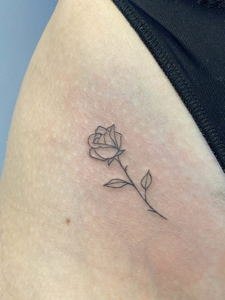 Tattoo rosa fine line