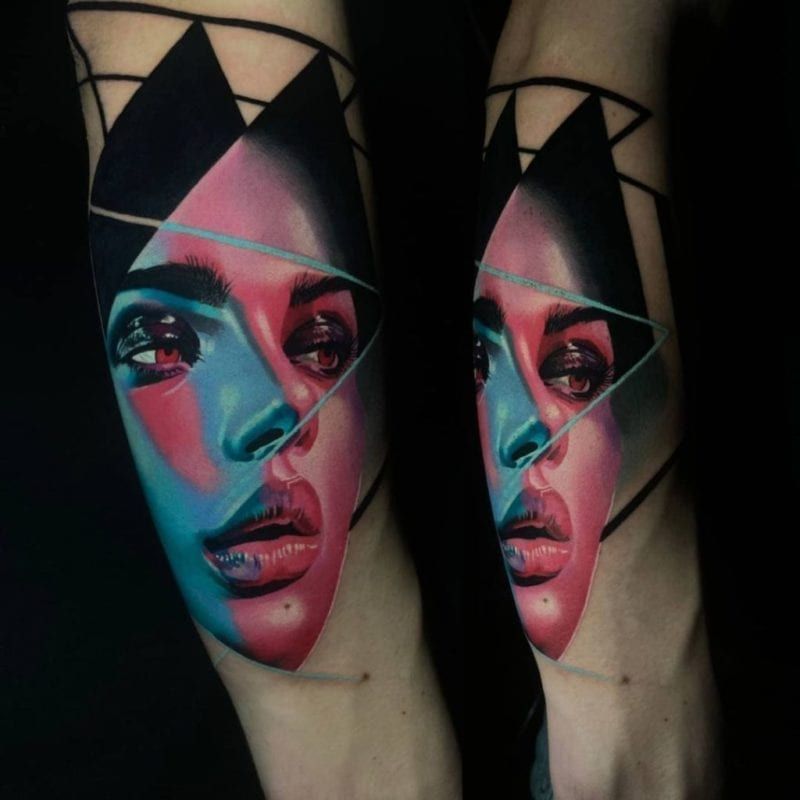 Tattoo realismo neon mujer