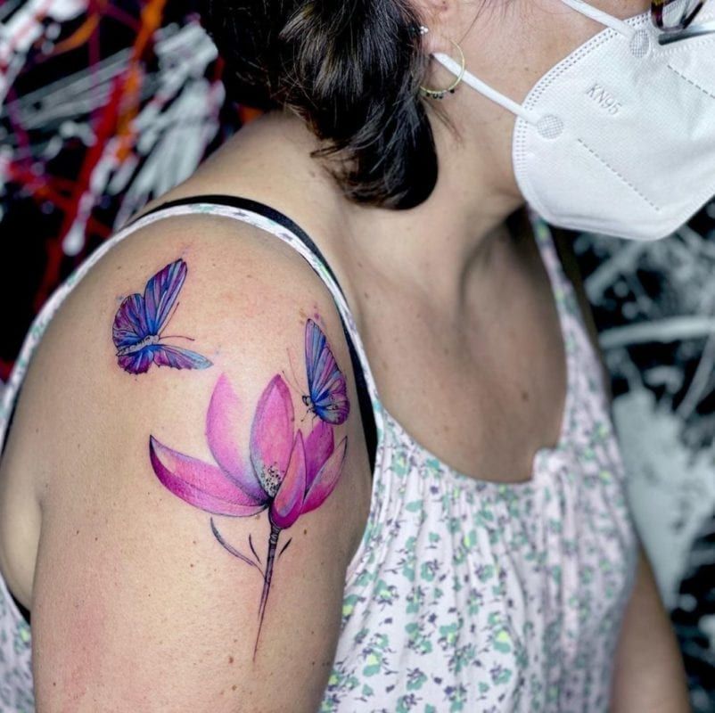 Tattoo mariposas y flor