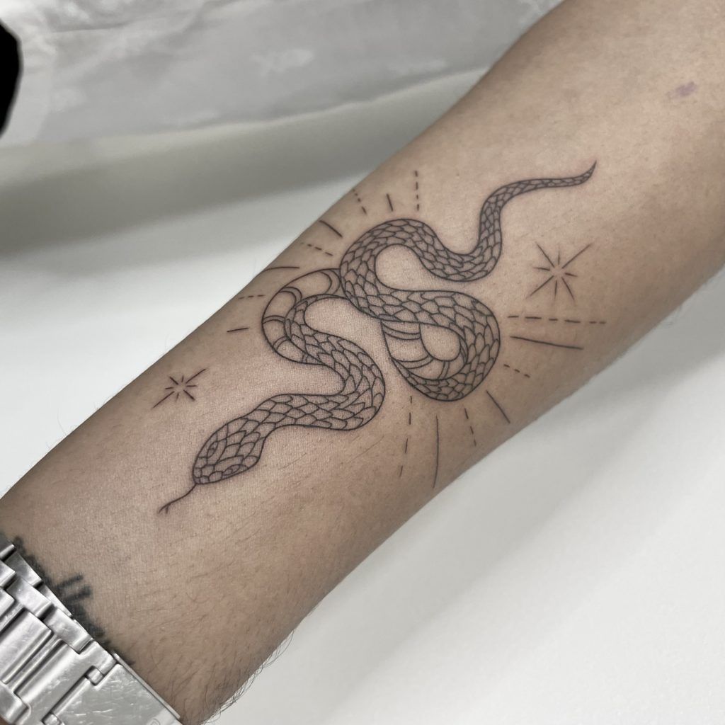 Tattoo serpiente fine line