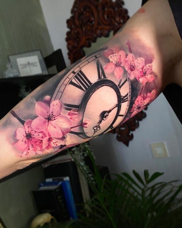 Tattoo tiempo con flores realismo