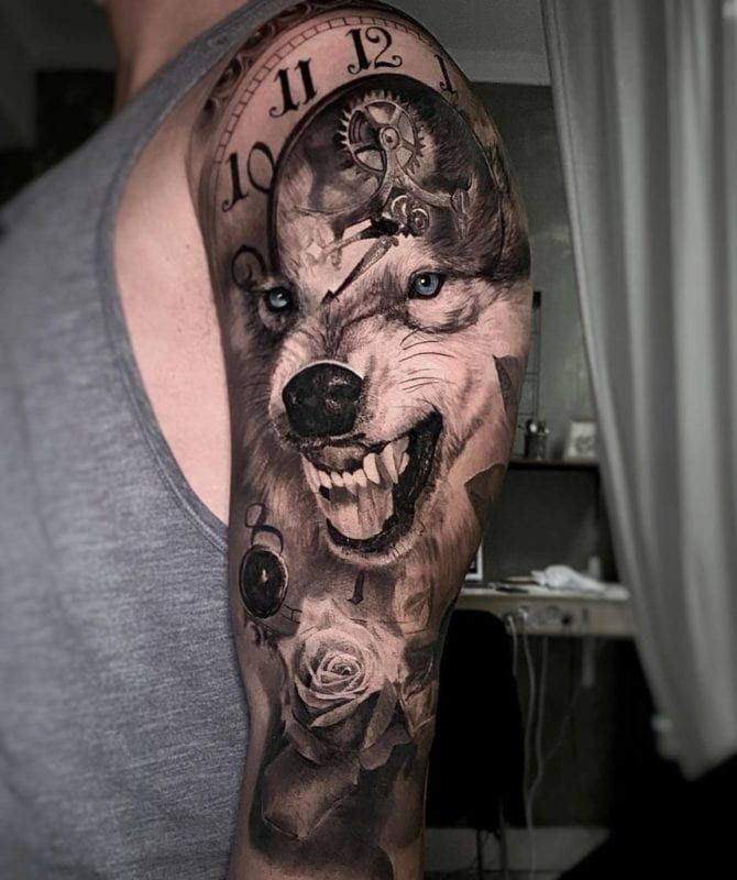 Tattoo realista de lobo y reloj