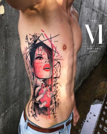 tattoo mujer sujetando corazón